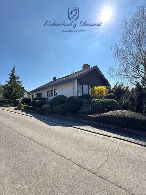 Freistehehendes Einfamilienhaus mit ELW, Garten und 2 Garagen
