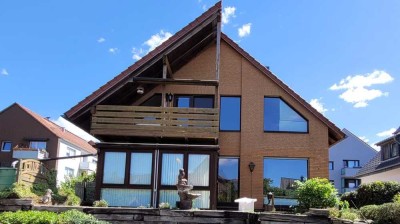 Wohn-Unikat! Besondere Fensterarchitektur & flexibler Spitzboden