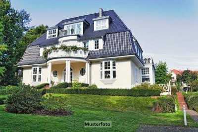 Villenartiges Einfamilienhaus mit Garage und Garten