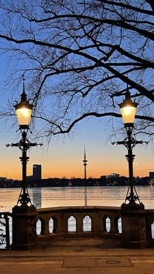 *** DISKRETE VERMARKTUNG - Hochwertige 3 Zimmer-Wohnung mit Fahrstuhl und TG in HH-Uhlenhorst ***