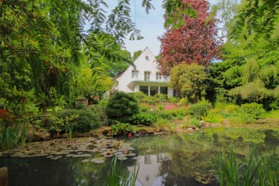 Weitläufig und gehoben: Klassische Villa mit parkartigem Garten in Bad Driburg