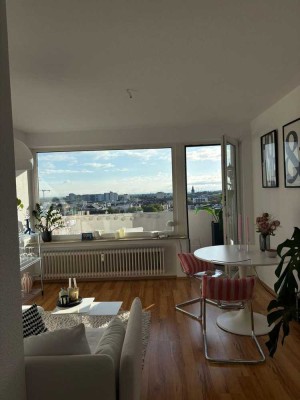 Moderne, helle Wohnung, gut angebunden, mit Balkon und EBK, super Aussicht und TG
