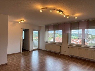 Schöne und gepflegte 4 Zimmer Dachgeschosswohnung mit EBK in Hardheim