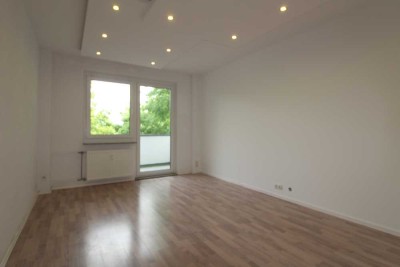 TOP sanierte 3 Zimmer mit Balkon und ebenerdiger Dusche * Aufzug * Stellplatz möglich!