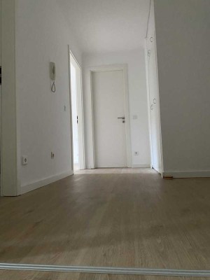 Zentral-Ruhig- Komplett sannierte Wohnung, Balkon, Einbauküche, Aufzug, Tiefgarage