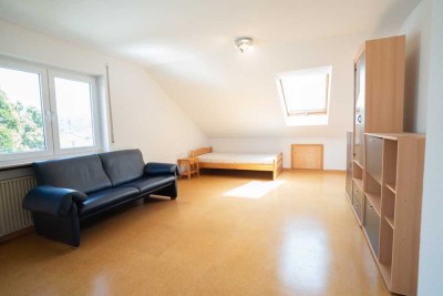 Charmantes Dachgeschoss mit viel Platz, Balkon & Traumaussicht
