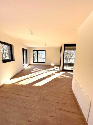 WIEDER VERFÜGBAR - Neubau 3-Zimmer-Wohnung mit Loggia und EBK