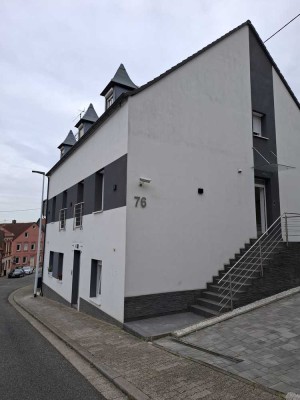 Schöne und neuwertige 3-Zimmer-Wohnung mit luxuriöser Innenausstattung mit Balkon und EBK in Bexbach
