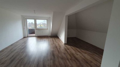 Renovierte 1,5-Zimmer-Dachgeschosswohnung mit großem Balkon und Garage in Duisburg-Friemersheim
