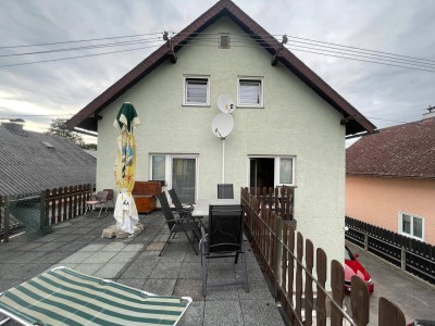 „Einfamilienhaus mit drei Wohneinheiten in Seewalchen – ideal für Familie und Kapitalanlage“