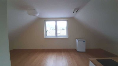 1-Zimmer-Dachgeschosswohnung in Seeheim (teilmöbliert)