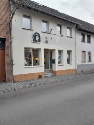 2-Parteien-Haus mit Wohnung und Ladenlokal in Hönningen!