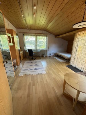 Stilvolle, geräumige & gepflegte 1,5 Zimmer Pendlerwohnung mit Balkon und EBK in Bad Soden am Taunus