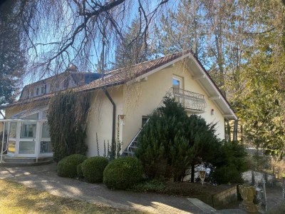 Architektenhaus mit großem sonnigen Garten und Garage / Sofort frei