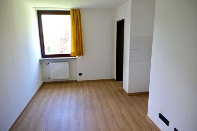 Charmante 1-Zimmer-Wohnung in zentraler Lage von Erlangen – möbliert, frisch renoviert , Stellplatz