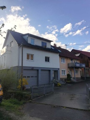 Einfamilienhaus mit 4,5 Zimmer Wohnung im OG und DG zu vermieten