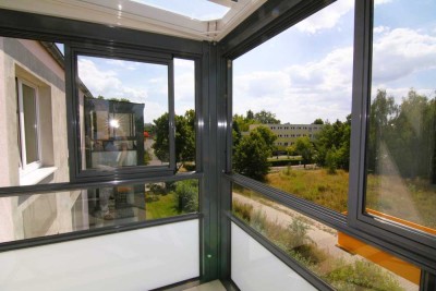 Schicke 2,5-Raumwohnung in Schulnähe und großem verglastem Balkon.