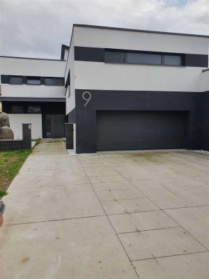 Klassische,  großräumige  Villa  mit Büro und Praxisräumen  *****