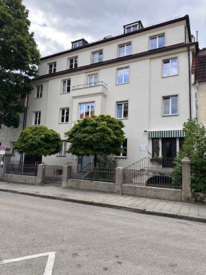 Schöne 2-Zimmer-Altbau-Wohnung in einer der gefragtesten Lagen in Neuhausen-Nymphenburg