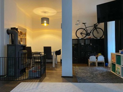 Geschmackvolle, sanierte 2-Zimmer-Hochparterre-Wohnung mit geh. Innenausstattung mit Balkon und EBK