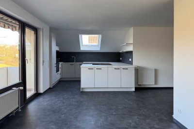 Geschmackvolle komplett renovierte DG-Wohnung mit gehobener Innenausstattung mit EBK in Stuttgart