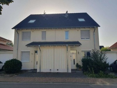 Modernes Doppelhaus mit Garten, Sonnenterrasse und Studioetage in familienfreundlicher Lage