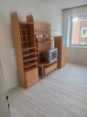 Wohnen direkt am Park - Frisch renovierte 2,5 -Zimmer-Wohnung !