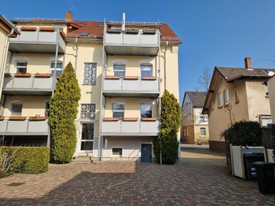 Attraktive und vollständig renovierte 2-Raum-Wohnung mit Balkon und Einbauküche in Braunschweig