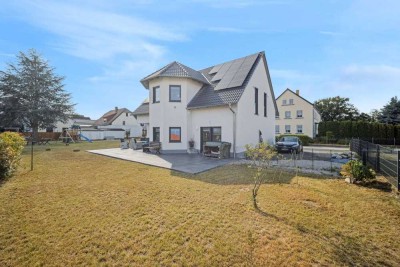 Neubau: Modernes Einfamilienhaus mit großzügigem Grundstück