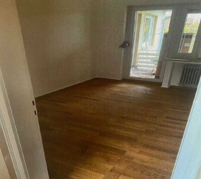 Hochwertig renovierte 4-Zimmer Wohnung mit großem Balkon! PKW Stellplatz vorhanden!Einbauküche inkl.