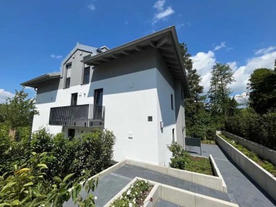 Geschmackvolle 3-Zi-Wohnung mit gehobener Innenausstattung mit Balkon und EBK in Bad Endorf