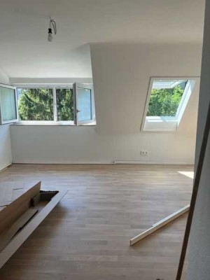 Wunderschöne, kleine 1,5-Zi.-DG-Wohnung neu renoviert/saniert in top Lage in Stgt.-Botnang