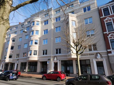 Anfragen nur per Mail.  4-Zi. Altbauwohnung im 3. OG mit EBK , Balkon und Garten.