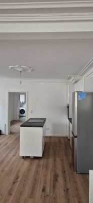 Erstbezug nach Sanierung - Helle Altbauwohnung mit EBK