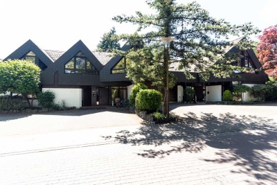 Großzügiges, sanierungsbedürftiges Anwesen mit Praxis, Einliegerwohnung und Ausbaureserve im Ort