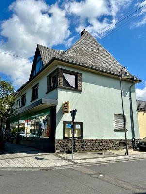 Gewerbefläche & zwei Wohneinheiten in Emmelshausen zu verkaufen.