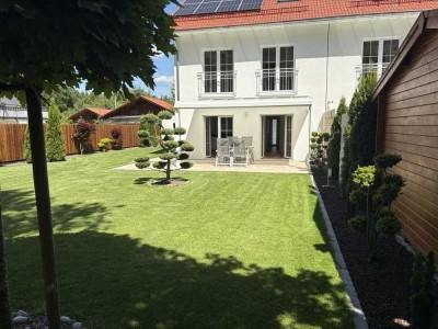 Exklusive!  Plus-Energie Doppelhaushälfte - Baujahr 2022 mit 500m² Grundstück