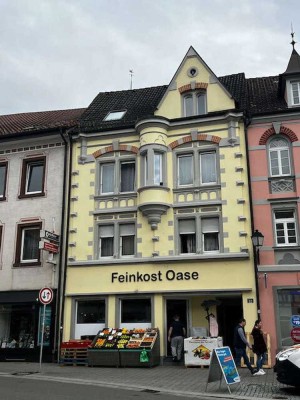 Stadthaus in zentraler Lage mit vier Wohnungen und einem Ladengeschäft mit sehr guter Rendite!