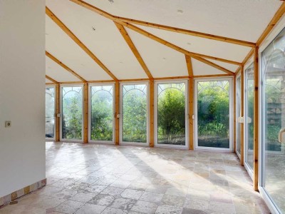 Lichtdurchflutete 3-Zimmer-Wohnung mit beheiztem Wintergarten und traumhaftem Garten