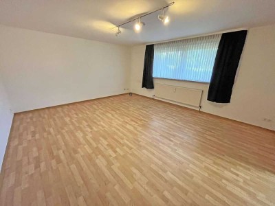 SINGLE- WOHNUNG! GEPFLEGTE 1-ZIMMER-WOHNUNG,sep. Küche mit EBK,Dusch-WC,ca.32qm Wfl.,PKW-Stellpl.;