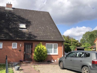 Selent: Doppelhaushälfte mit zwei Garagen