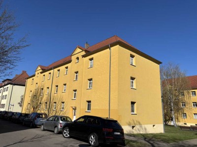 schöne 2-Zi-Wohnung mit großem Balkon, Einbauküche & PKWStellplatz