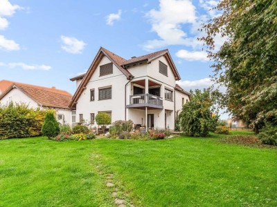 Solides Dreifamilienhaus mit Garten und Garagen in Neuensorg