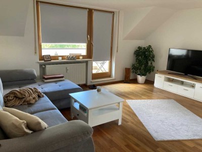 Geschmackvolle 3,5-Raum-DG-Wohnung mit 2 Loggien und Einbauküche in Augsburg