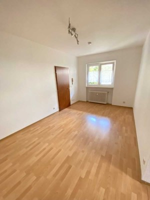 Renovierte 2-ZKB Single Wohnung mit EBK und Terrasse