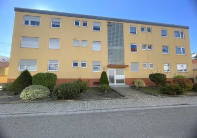 Wohnen in zentrumsnaher Lage! Gut geschnittene 3 ZKB-Erdgeschosswohnung mit Südloggia und Garage
