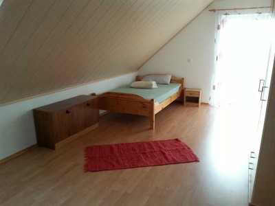 Gepflegtes möbliertes Zimmer in 3 Personen-Wohngemeinschaft in Großmehring