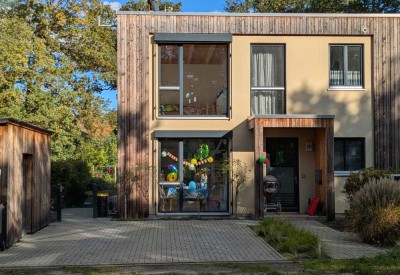 Moderne Doppelhaushälfte an Wald und See