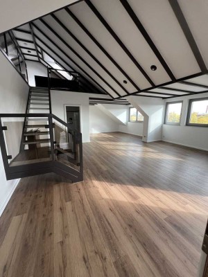 Frisch renovierte Galeriewohnung mit Fußbodenheizung, Süd-Terrasse, EBK & Stellplatz in Hilden-West