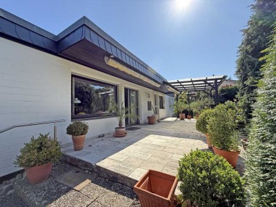 GEPFLEGTES FREISTEHENDES EINFAMILIENHAUS mit integrierter Garage!